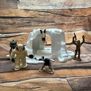 Vintage 1982 Kenner Star Wars Micro Collection Hoth Wampa Cave 100% Complete Set